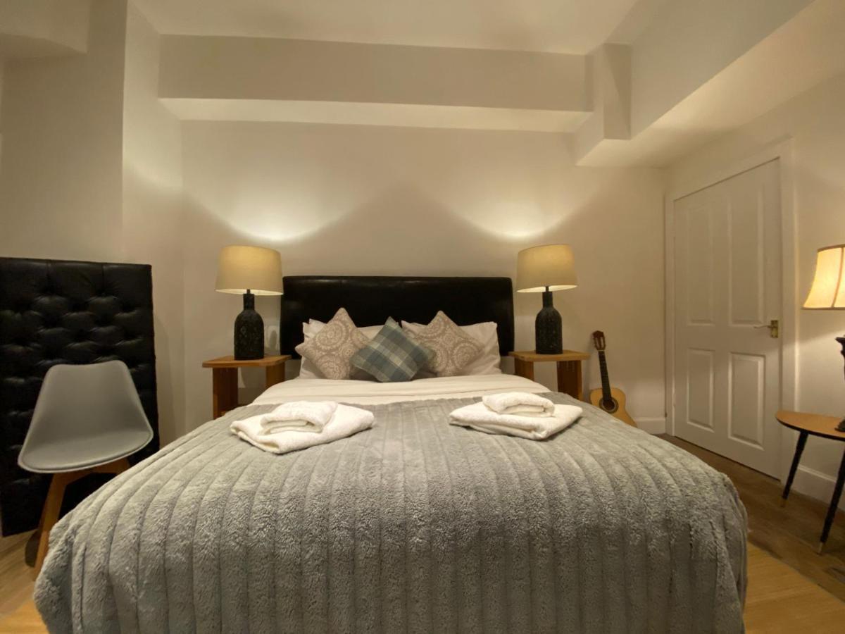 Queen Street Boutique Suites EDI Eksteriør billede A bedroom at the hotel