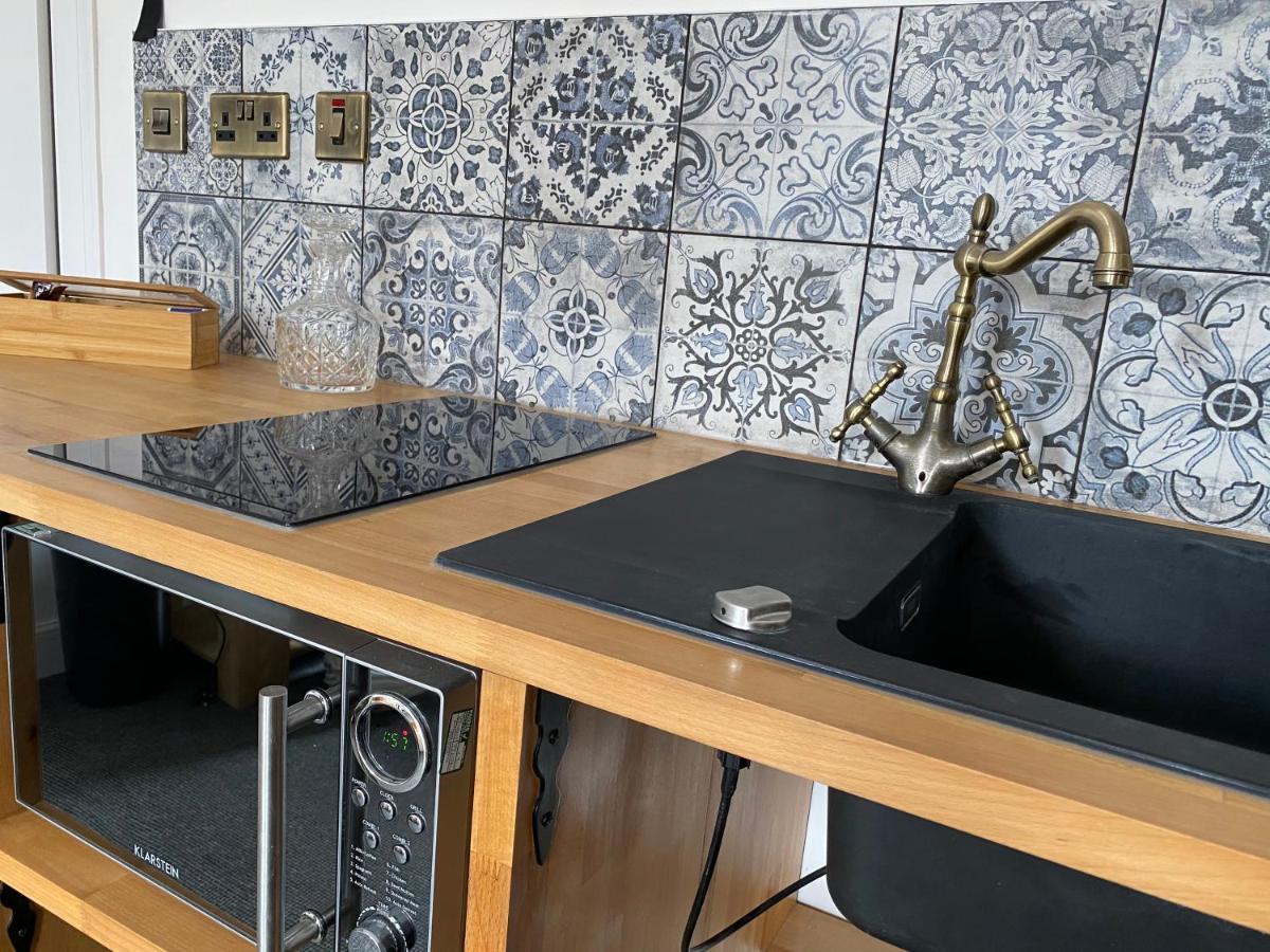 Queen Street Boutique Suites EDI Eksteriør billede A kitchen with a black sink