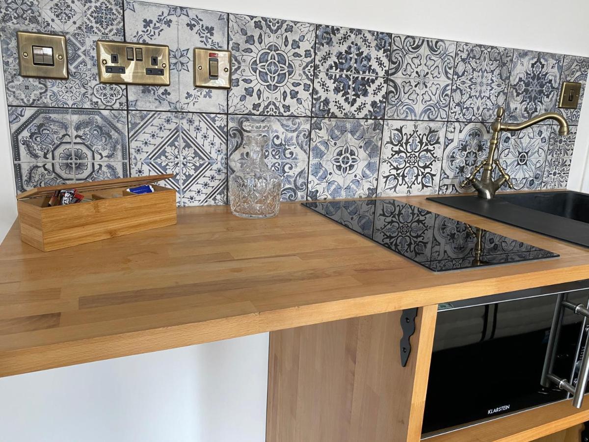 Queen Street Boutique Suites EDI Eksteriør billede A kitchen in a micro apartment