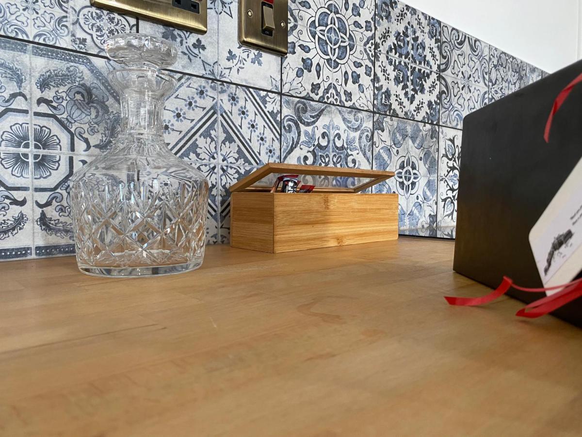 Queen Street Boutique Suites EDI Eksteriør billede A kitchen countertop made of laminate
