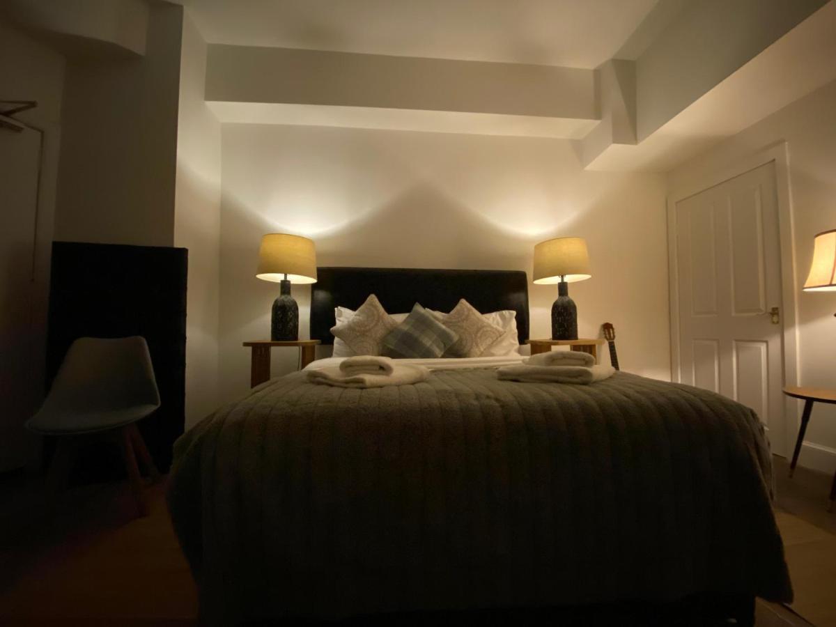 Queen Street Boutique Suites EDI Eksteriør billede A bedroom at the hotel