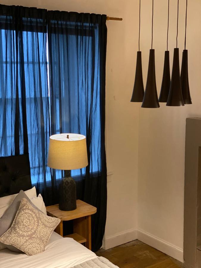 Queen Street Boutique Suites EDI Eksteriør billede A lamp
