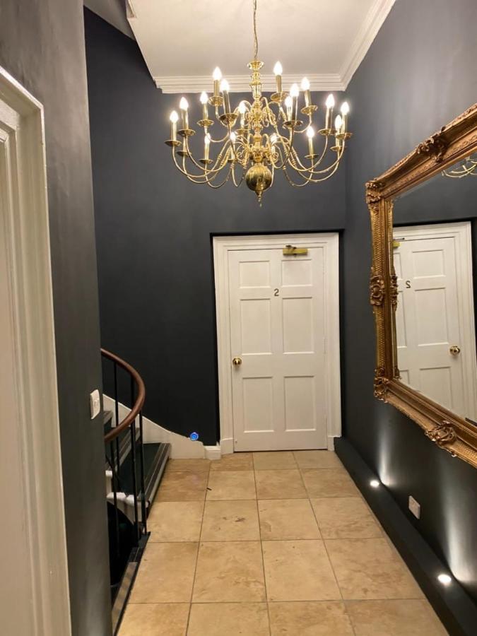 Queen Street Boutique Suites EDI Eksteriør billede The entrance to the house