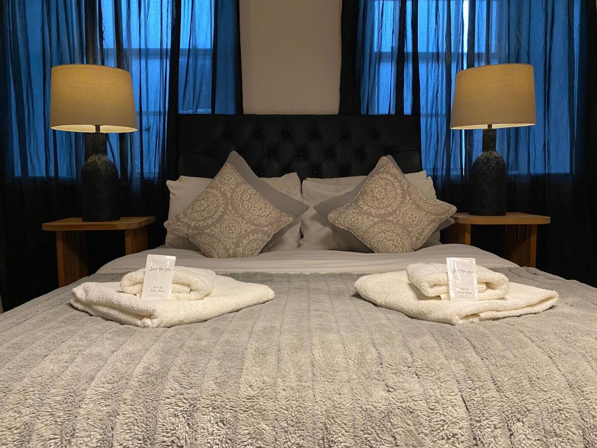 Queen Street Boutique Suites EDI Eksteriør billede A bedroom at the hotel