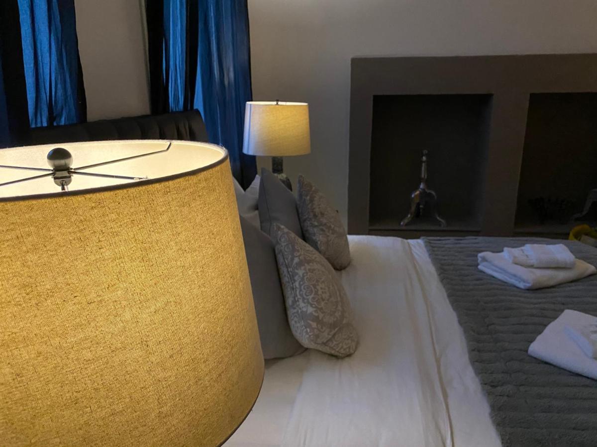 Queen Street Boutique Suites EDI Eksteriør billede A lampshade