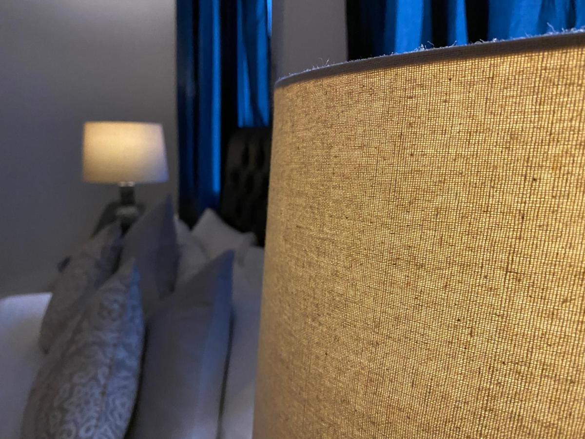 Queen Street Boutique Suites EDI Eksteriør billede A lampshade