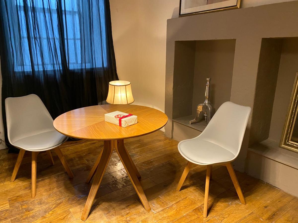 Queen Street Boutique Suites EDI Eksteriør billede A tulip table