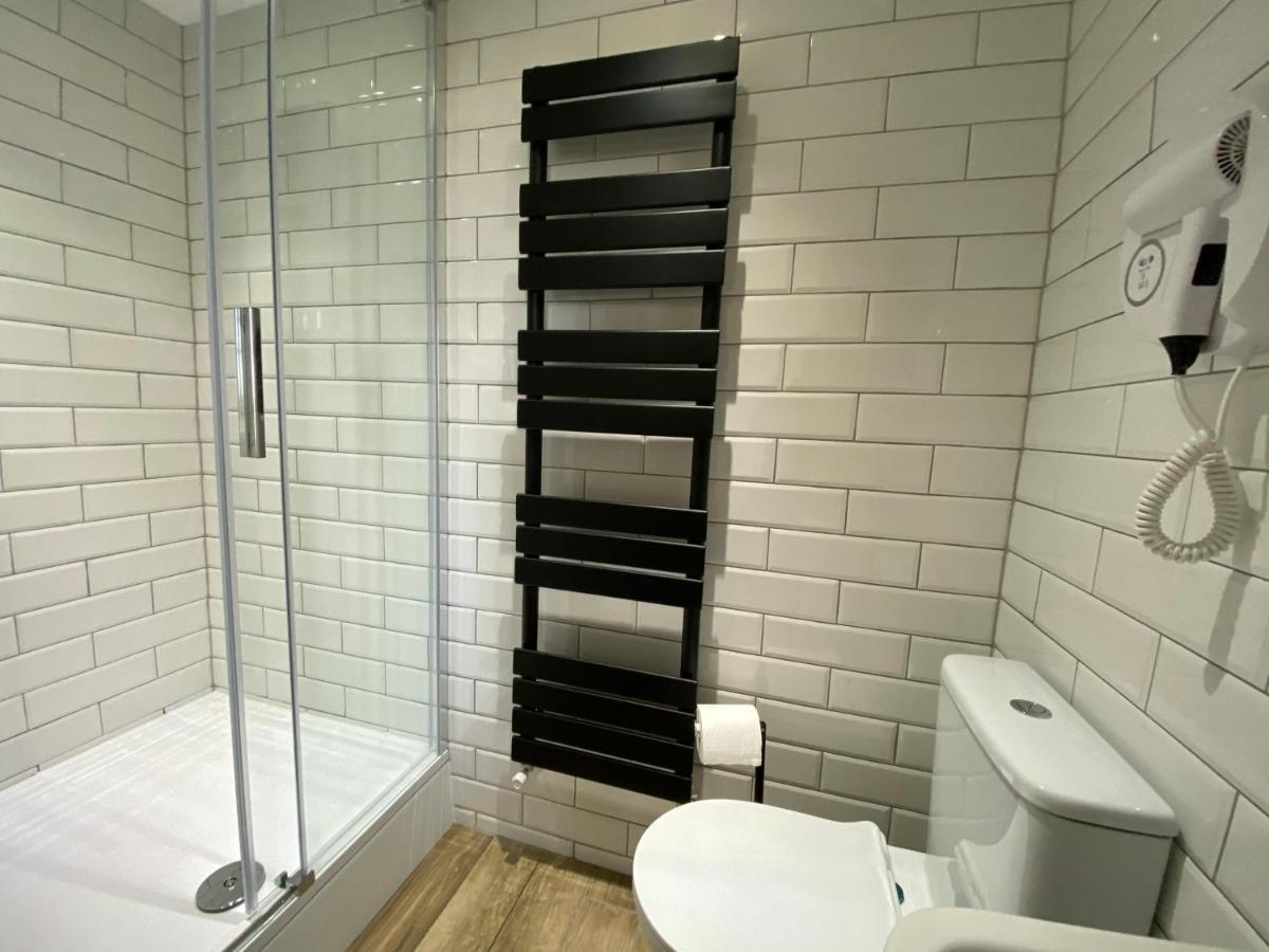 Queen Street Boutique Suites EDI Eksteriør billede A heated towel rail in a bathroom