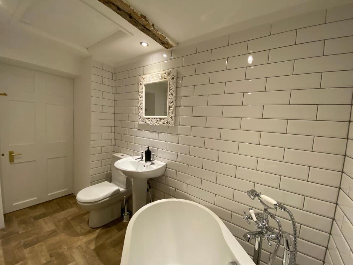 Queen Street Boutique Suites EDI Eksteriør billede Bathroom with white metro tiles