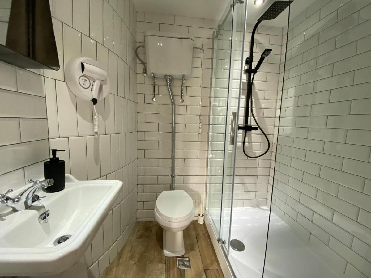 Queen Street Boutique Suites EDI Eksteriør billede A shower room