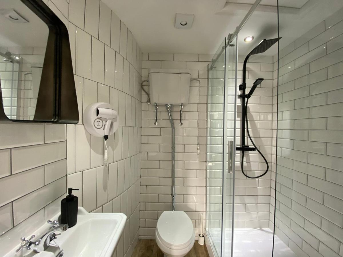 Queen Street Boutique Suites EDI Eksteriør billede A wet room in a hotel