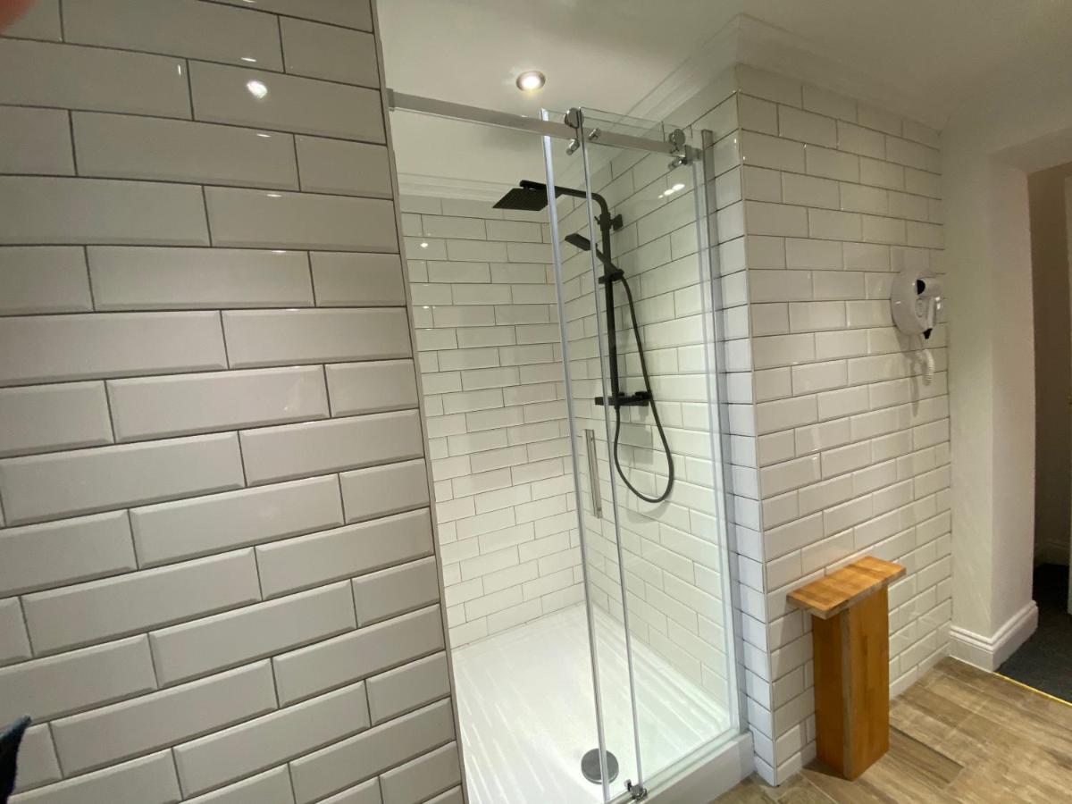 Queen Street Boutique Suites EDI Eksteriør billede A shower enclosure