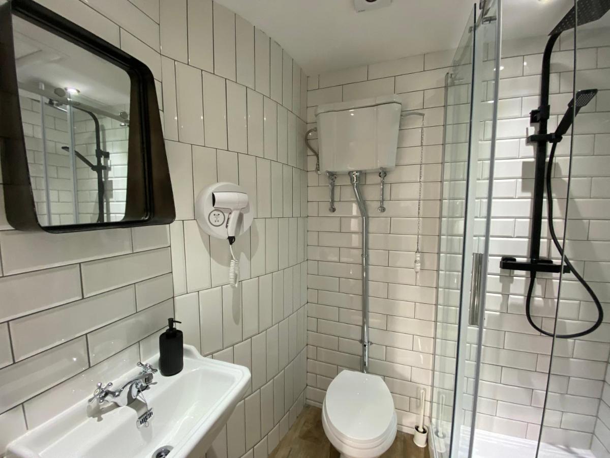 Queen Street Boutique Suites EDI Eksteriør billede Bathroom at the hotel