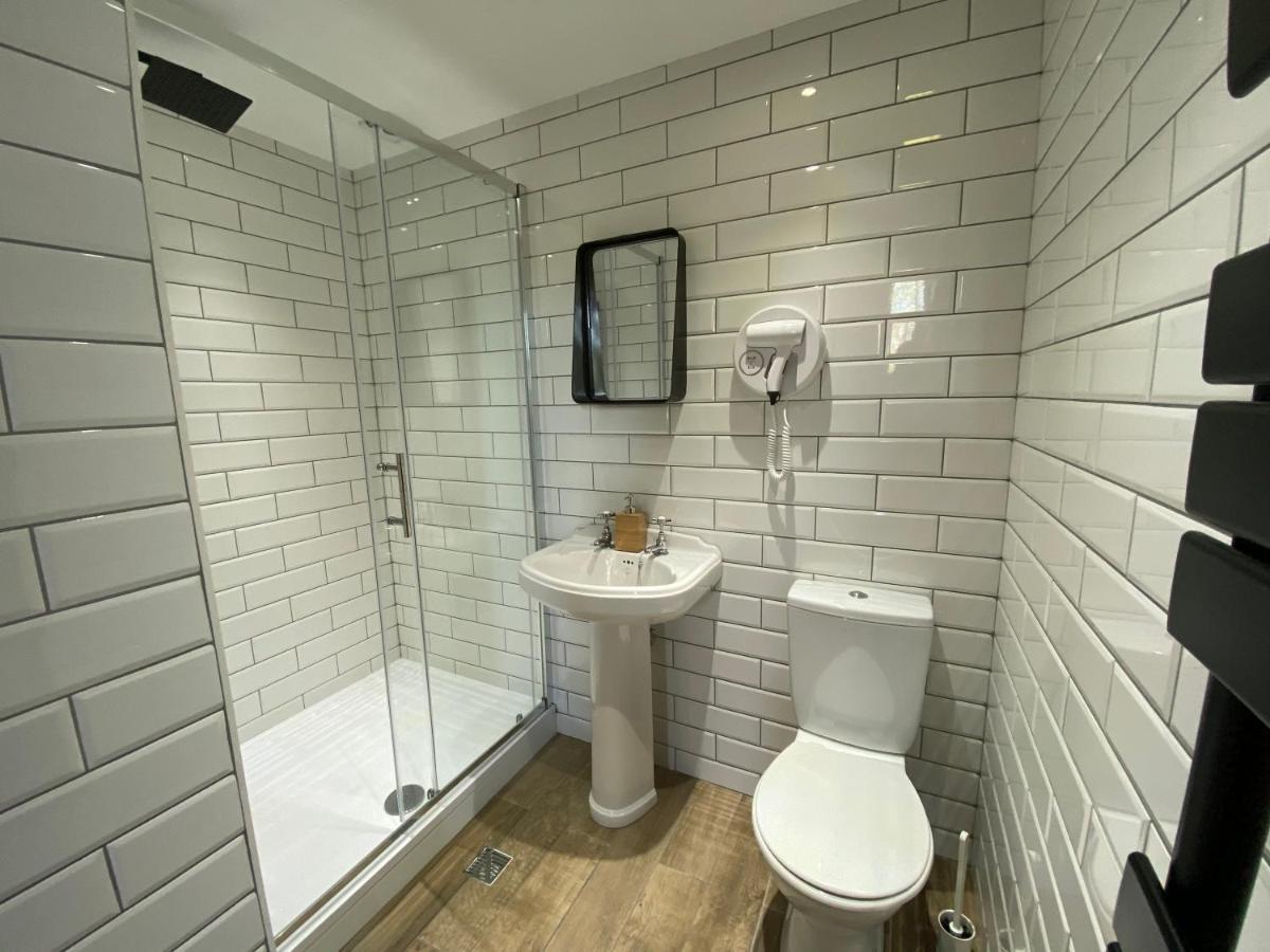 Queen Street Boutique Suites EDI Eksteriør billede A wet room